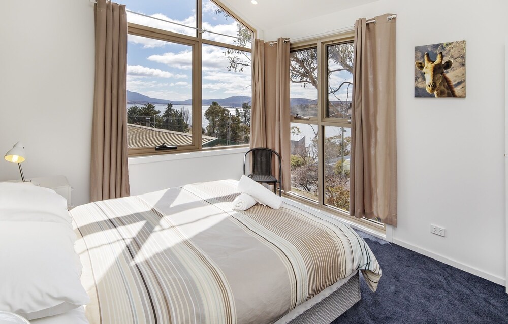 'Matilda' - Spacious & centrally located with great lake views