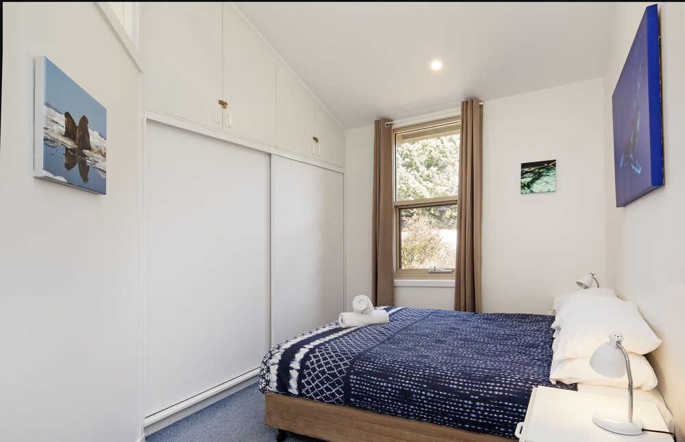 'Matilda' - Spacious & centrally located with great lake views