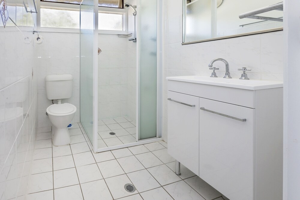 'Matilda' - Spacious & centrally located with great lake views