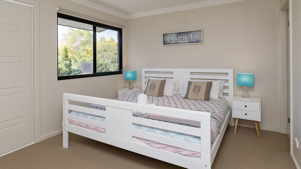 Khione 1 - Modern & spacious with views towards Lake Jindabyne & the mountains beyond
