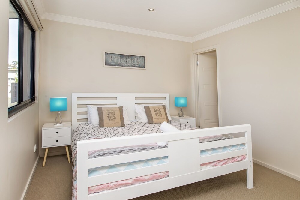 Khione 1 - Modern & spacious with views towards Lake Jindabyne & the mountains beyond