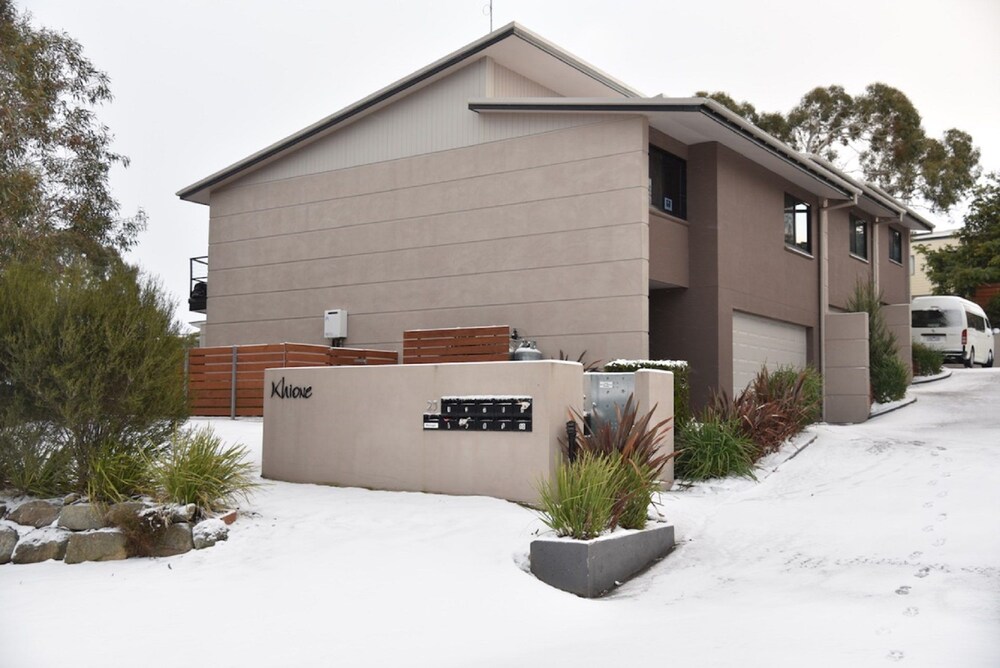 Khione 1 - Modern & spacious with views towards Lake Jindabyne & the mountains beyond