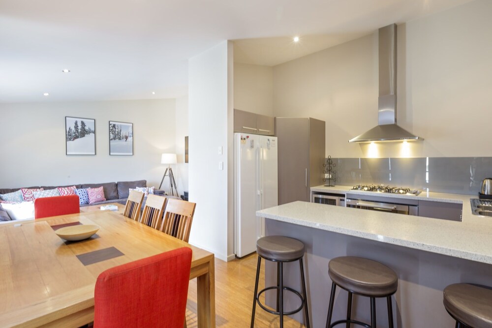 Khione 1 - Modern & spacious with views towards Lake Jindabyne & the mountains beyond