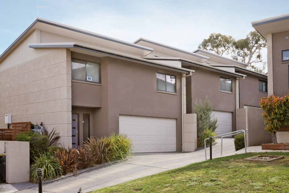 Khione 1 - Modern & spacious with views towards Lake Jindabyne & the mountains beyond