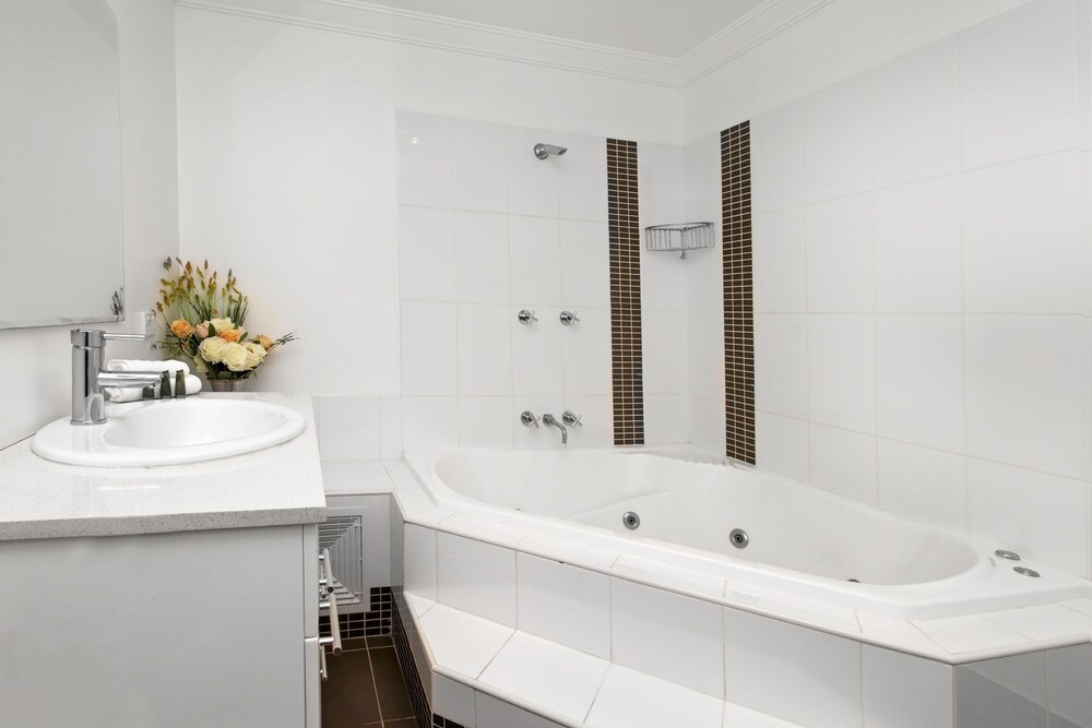 Khione 1 - Modern & spacious with views towards Lake Jindabyne & the mountains beyond