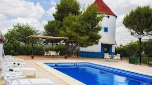 Una piscina al aire libre de temporada
