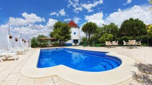 Una piscina al aire libre de temporada