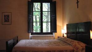 Premium bedding, in-room safe, desk, free WiFi