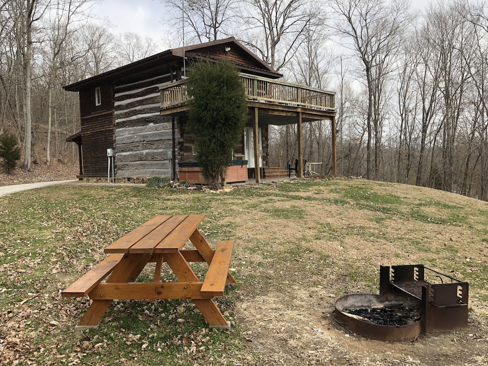 Rustic Log Cabin next to the Hoosier National Forest in the Ohio River