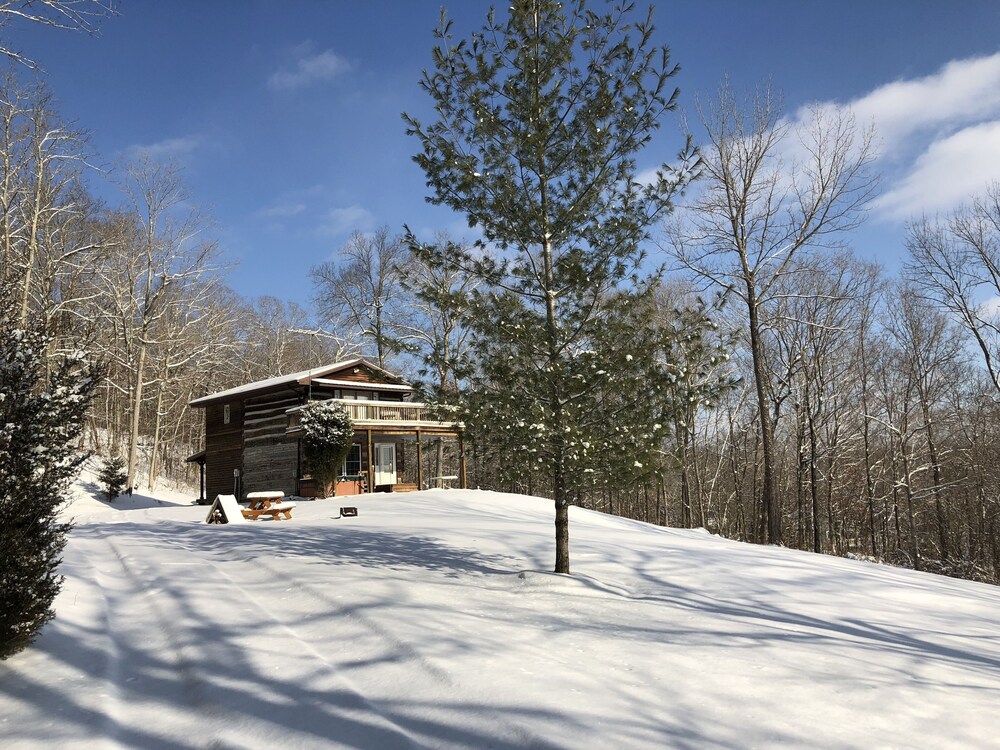 , Rustic Log Cabin next to the Hoosier National Forest in the Ohio River Valley