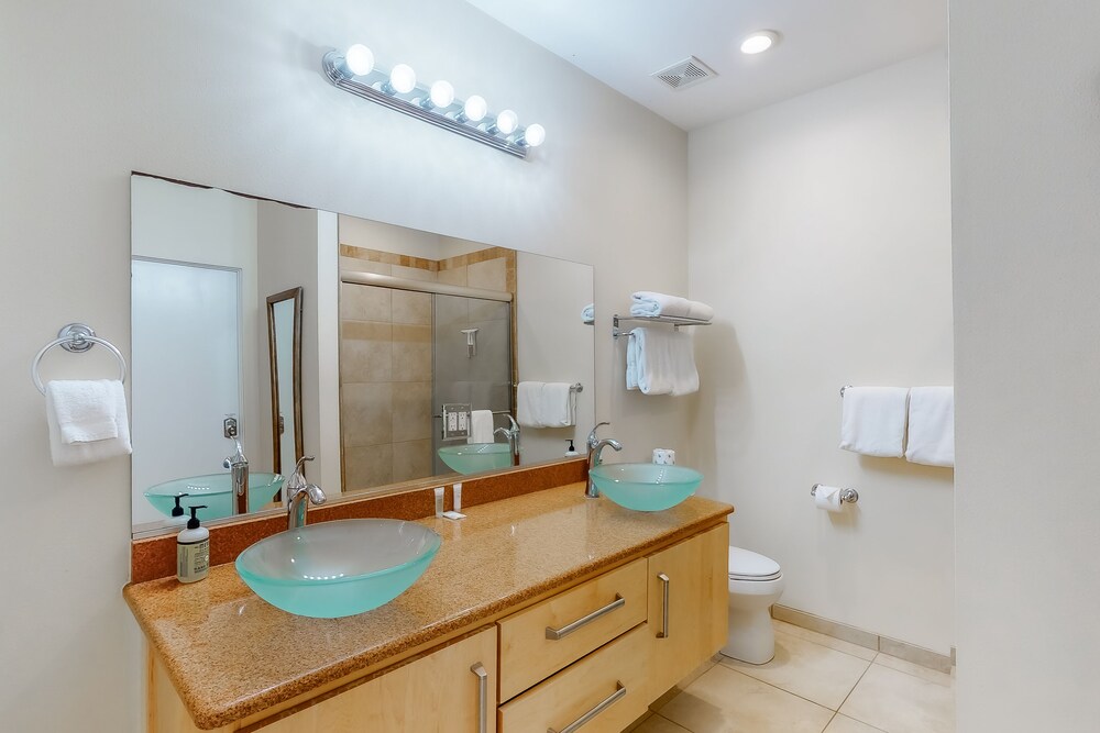 Upscale, Modern, and Bright Condo Across Street from the Slopes - Free WiFi