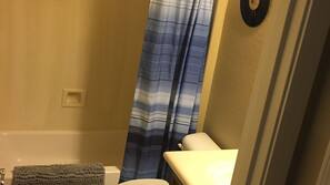 Ensemble douche/baignoire, sèche-cheveux, serviettes fournies