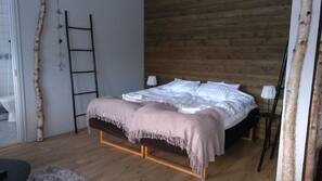 Blendingsgardiner, strykejern/-brett og gratis barnesenger/babysenger