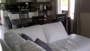 3 bedrooms, iron/ironing board, Internet, linens