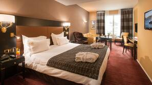Minibar, in-room safe, desk, iron/ironing board
