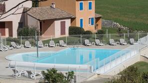 Piscine extérieure (ouverte en saison), chaises longues
