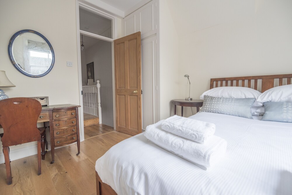 Room, Traditional Home in Kew Gardens