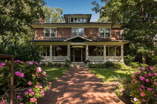 Great Place to stay Sweet Biscuit Inn near Asheville 