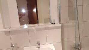 Combined shower/bathtub, hair dryer, towels
