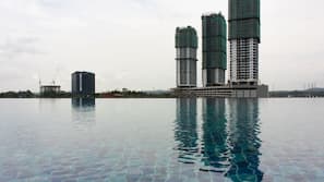 Hồ bơi ngoài trời