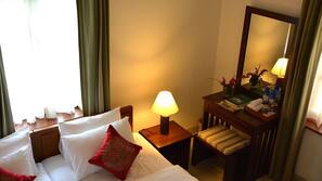 1 bedroom, premium bedding, in-room safe, desk