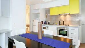 Full-sized fridge, microwave, oven, hob
