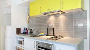 Full-sized fridge, microwave, oven, hob