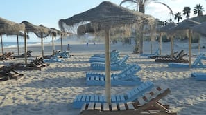 Ubicación cercana a la playa, tumbonas, sombrillas y toallas de playa