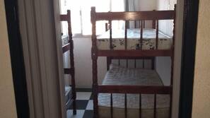 Escrivaninha, cortinas blackout, ferros/tábuas de passar roupa