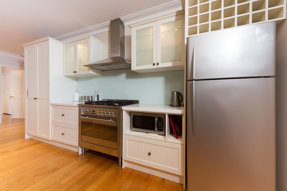 Lovely 5BR house walk to train and shops