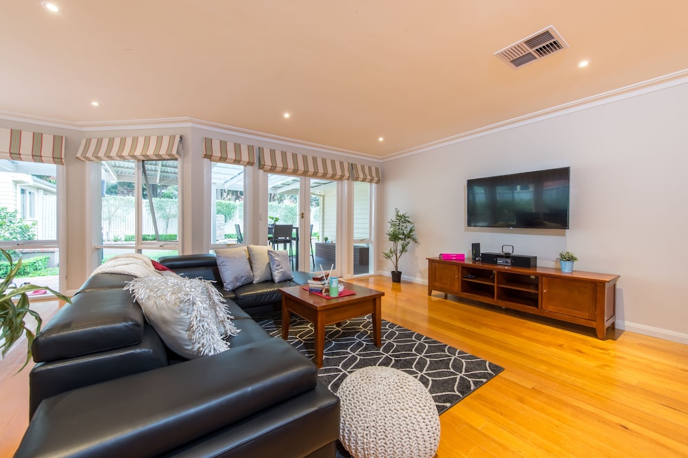 Lovely 5BR house walk to train and shops