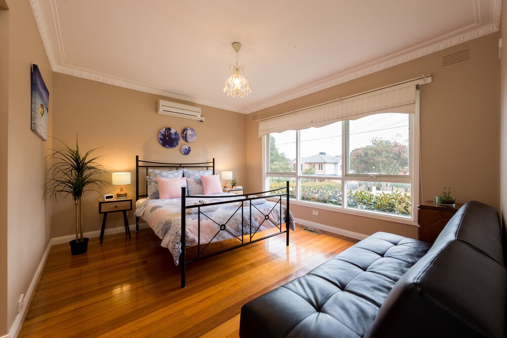 Lovely 5BR house walk to train and shops