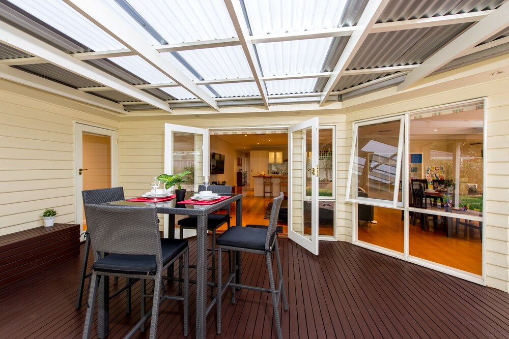 Lovely 5BR house walk to train and shops