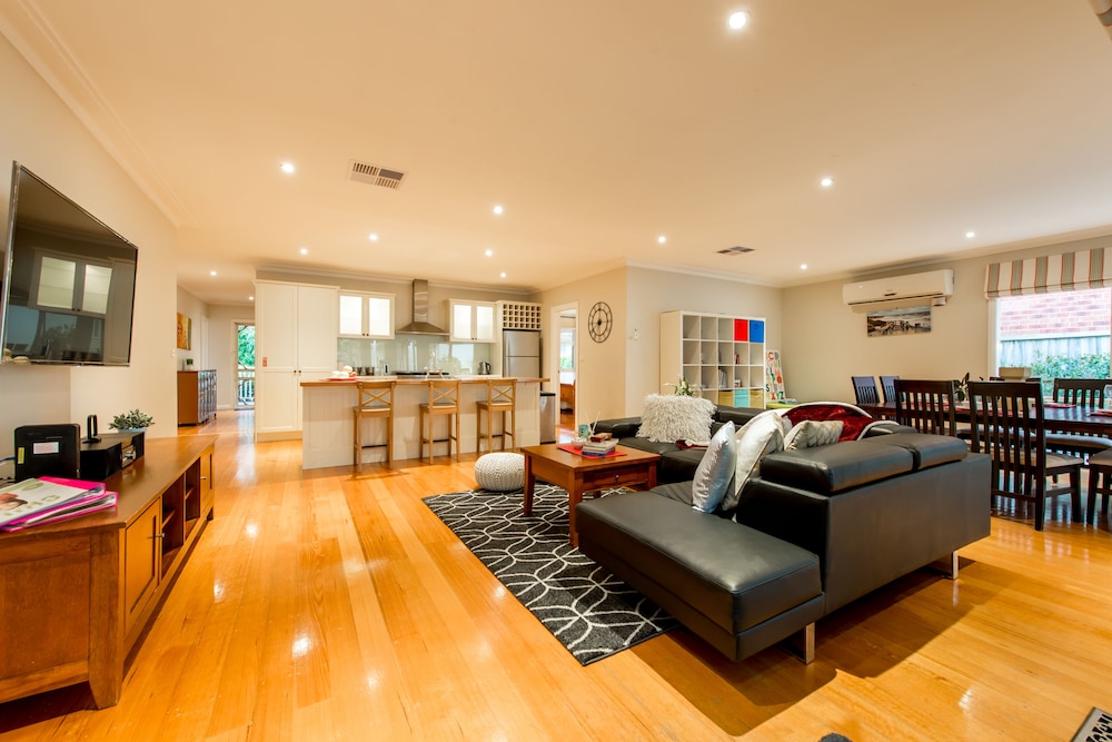 Lovely 5BR house walk to train and shops