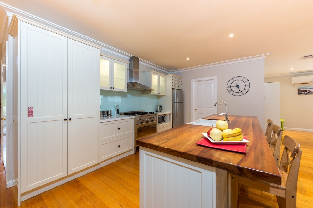 Lovely 5BR house walk to train and shops
