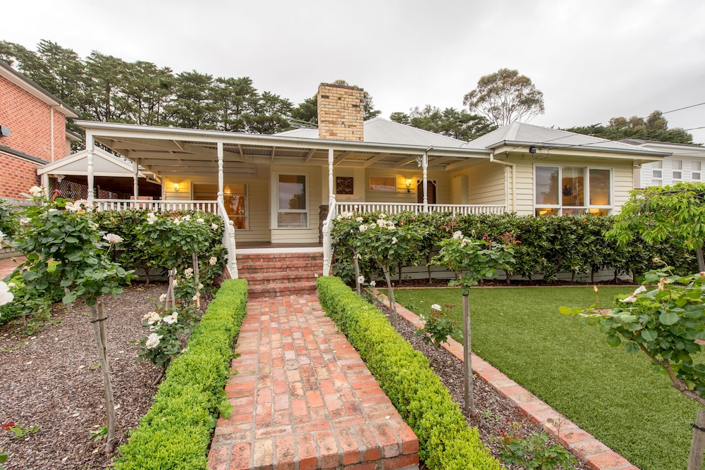 Lovely 5BR house walk to train and shops