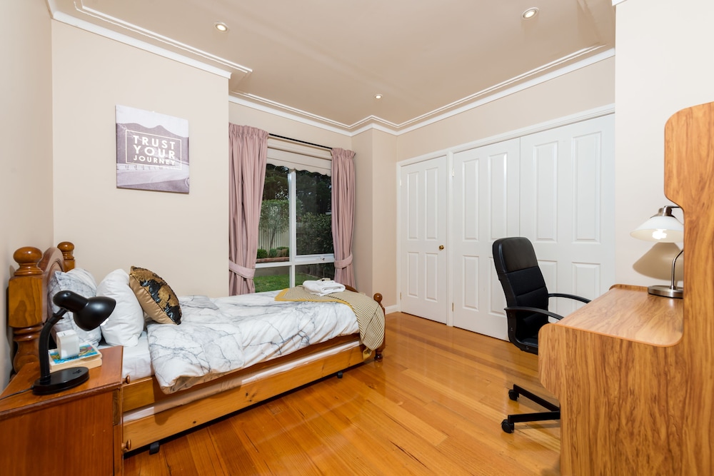 Lovely 5BR house walk to train and shops