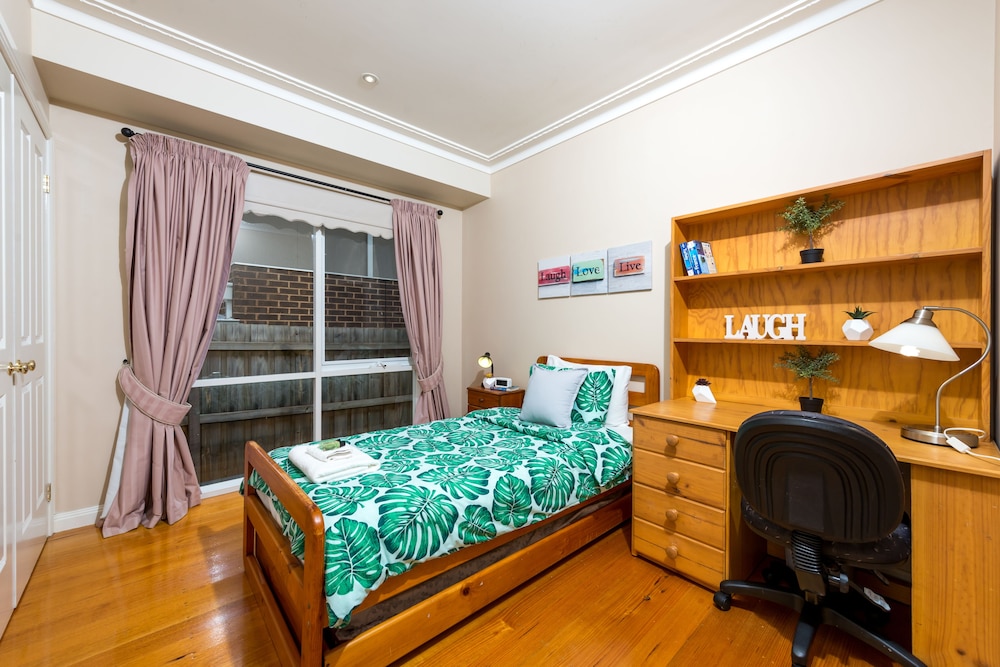 Lovely 5BR house walk to train and shops
