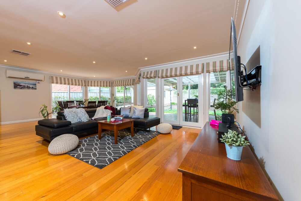 Lovely 5BR house walk to train and shops