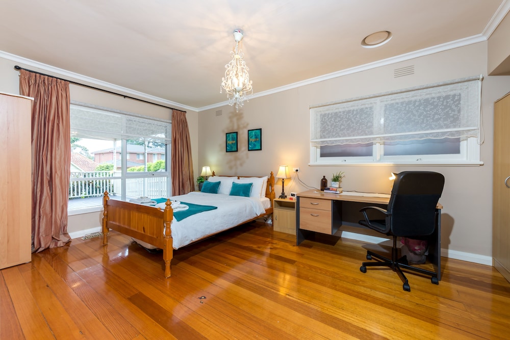 Lovely 5BR house walk to train and shops