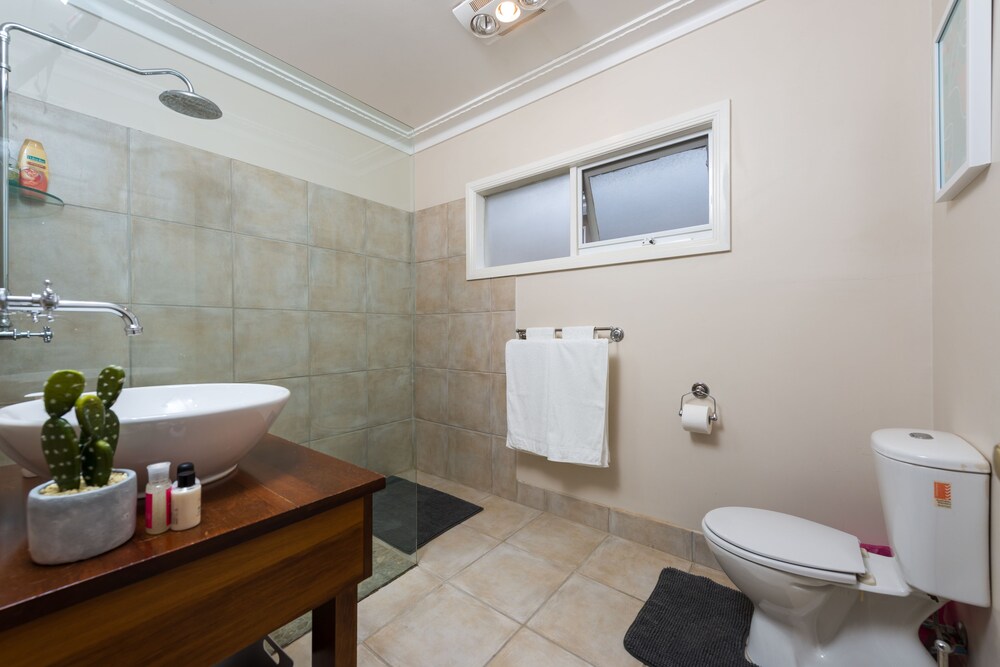 Lovely 5BR house walk to train and shops