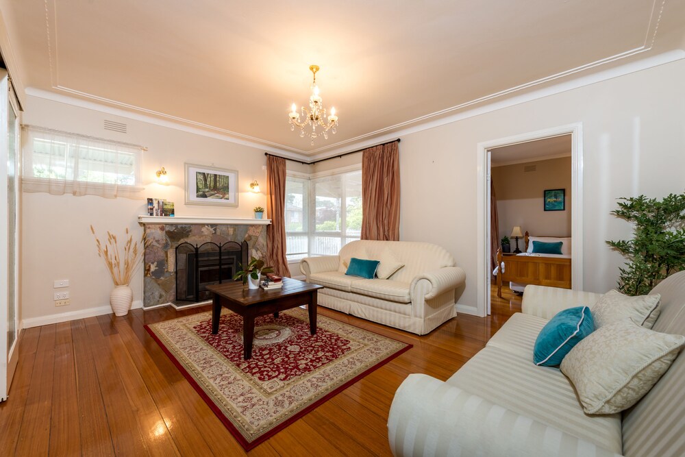 Lovely 5BR house walk to train and shops