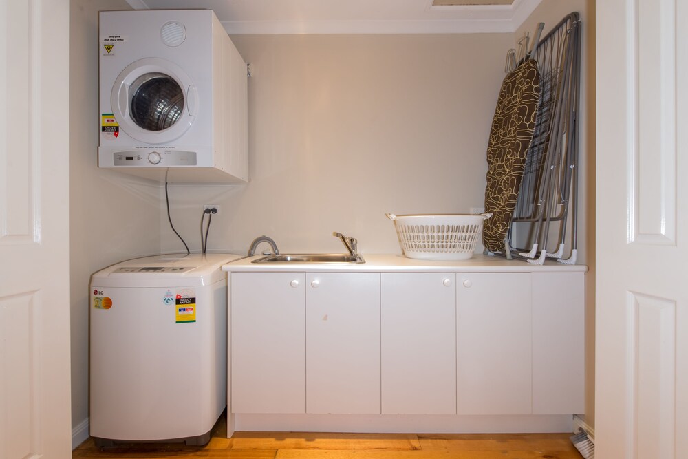 Lovely 5BR house walk to train and shops