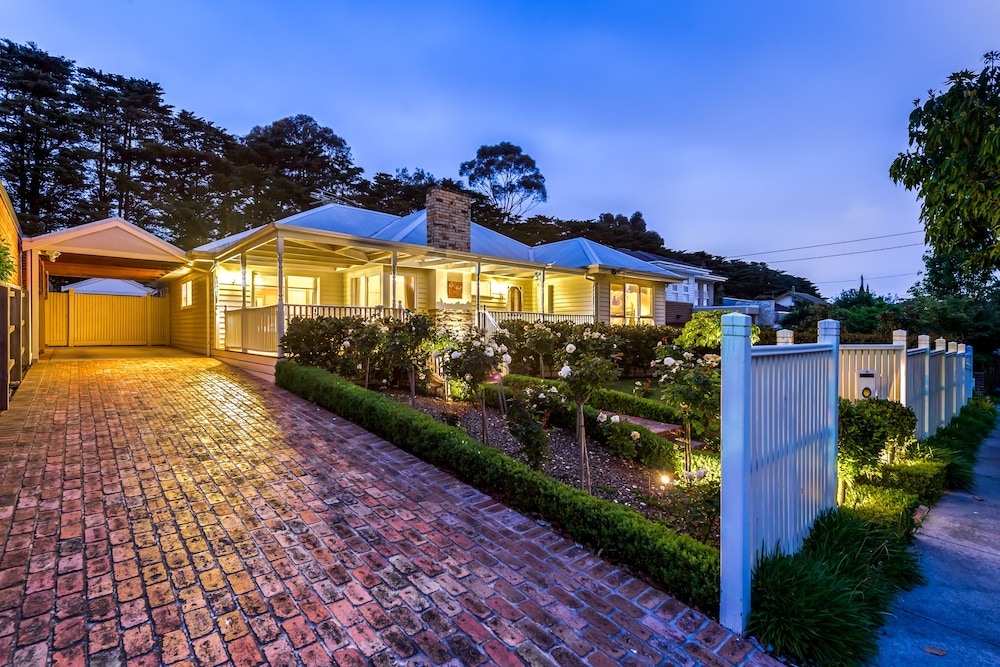 Lovely 5BR house walk to train and shops