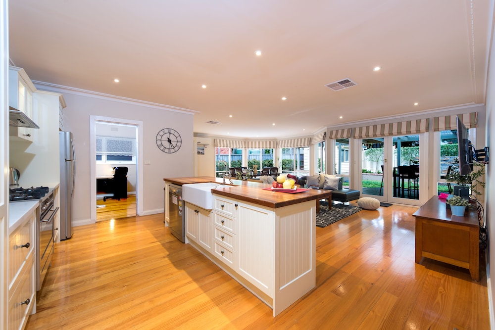 Lovely 5BR house walk to train and shops