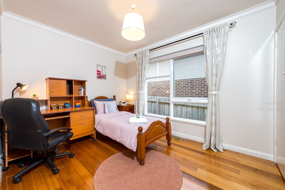 Lovely 5BR house walk to train and shops