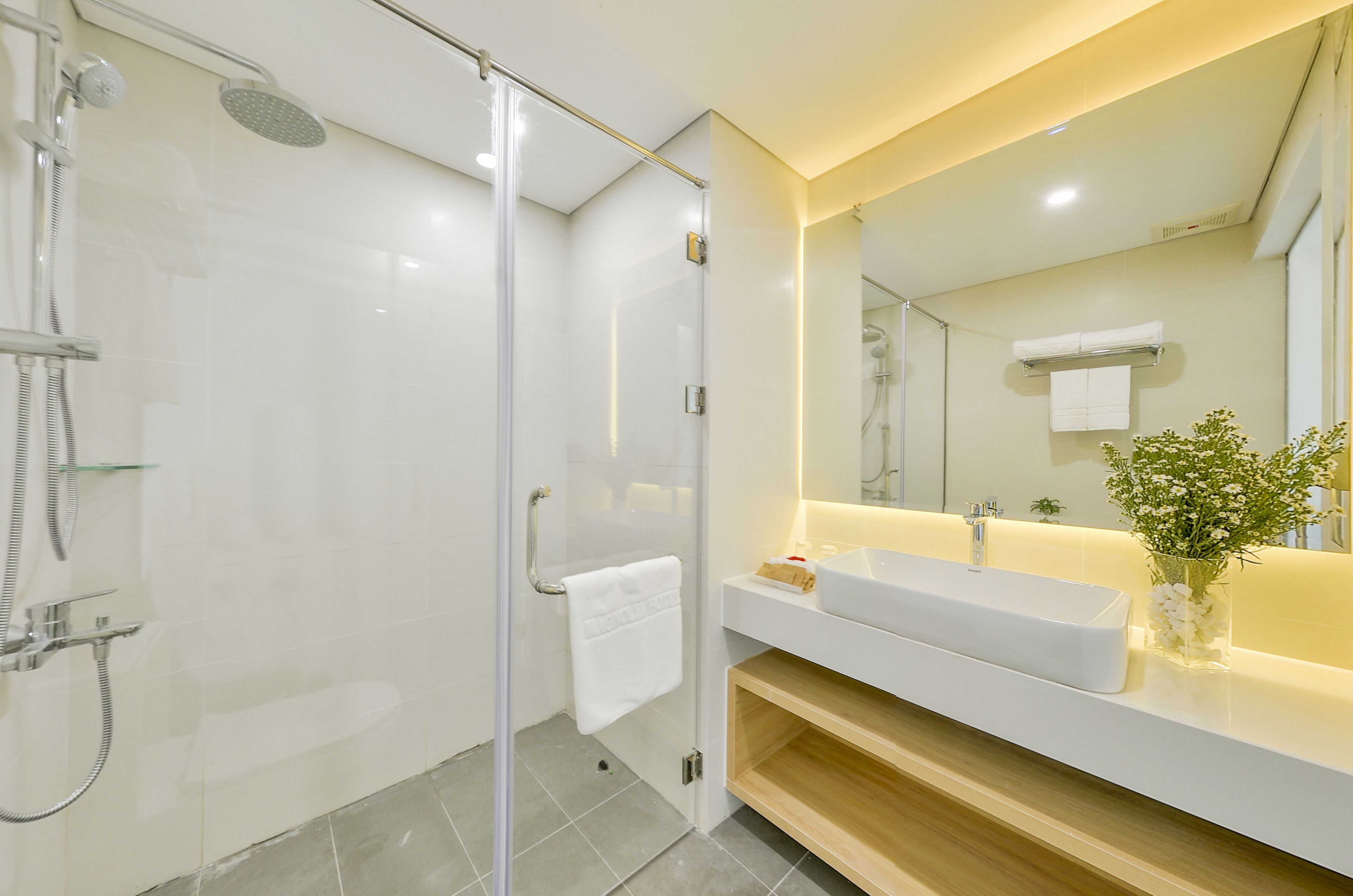 Buồng tắm vòi sen, đồ dùng nhà tắm miễn phí, máy sấy tóc 