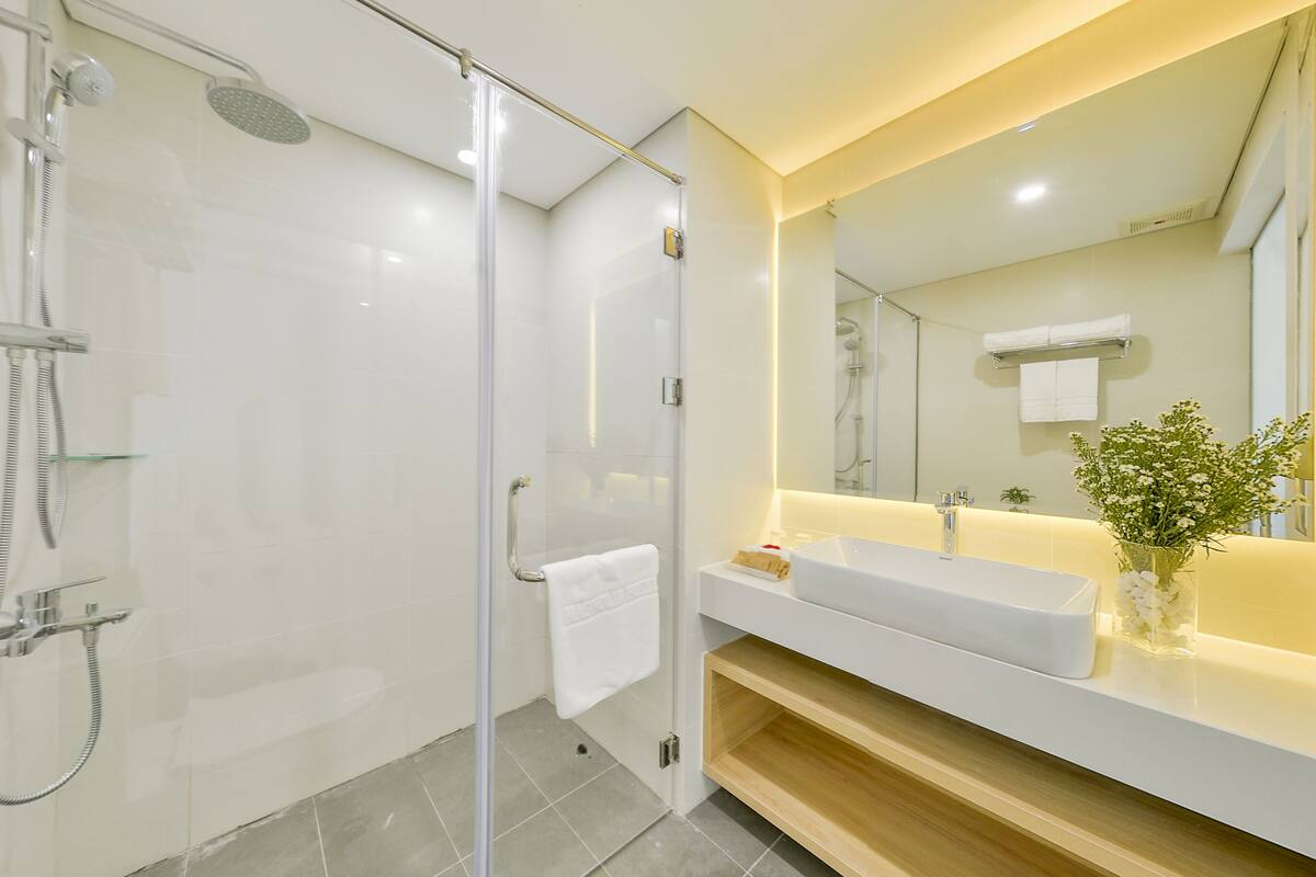 Buồng tắm vòi sen, đồ dùng nhà tắm miễn phí, máy sấy tóc
