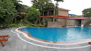 Piscine couverte, piscine extérieure