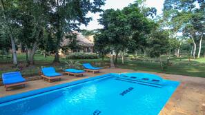 Una piscina al aire libre